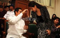 Venna Melinda mencium tangan suaminya, Ivan saat sidang gugatan cerai perdana yang digelar di Pengadilan Agama Jakarta Selatan. (dok. detikHOT).