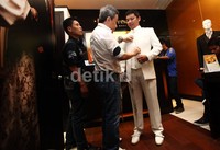 Jelang hari pernikahannya, Gading fitting baju pengantin di Grand Indonesia, Jakarta Pusat. (dok. detikHOT).