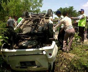 Hindari Motor Ugal-ugalan, Avanza Masuk Parit, 3 Penumpang Luka