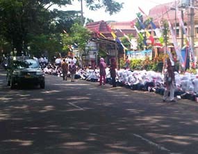 Sambut Boediono, Siswa-siswi MTsN Malang Rela Berpanas-panasan