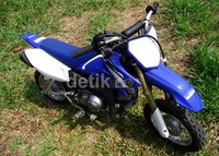 Bila dilihat dari tampangnya, Yamaha TT-R50 memang terlihat bukanlah motor untuk orang dewasa, melainkan untuk anak-anak sekolah dasar.