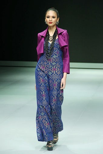 Jakarta, Indonesia - 17 Februari. Poppy Dharsono Indonesia Modern Classic Archipelago. Indonesia Fashion Week 2013 at Jakarta Convention Center. 17 Februari 2013. Senayan. Jakarta. [Foto: Mohammad Abduh/Wolipop]