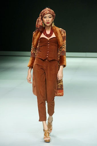 Jakarta, Indonesia - 17 Februari. Poppy Dharsono Indonesia Modern Classic Archipelago. Indonesia Fashion Week 2013 at Jakarta Convention Center. 17 Februari 2013. Senayan. Jakarta. [Foto: Mohammad Abduh/Wolipop]