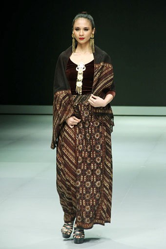 Jakarta, Indonesia - 17 Februari. Poppy Dharsono Indonesia Modern Classic Archipelago. Indonesia Fashion Week 2013 at Jakarta Convention Center. 17 Februari 2013. Senayan. Jakarta. [Foto: Mohammad Abduh/Wolipop]