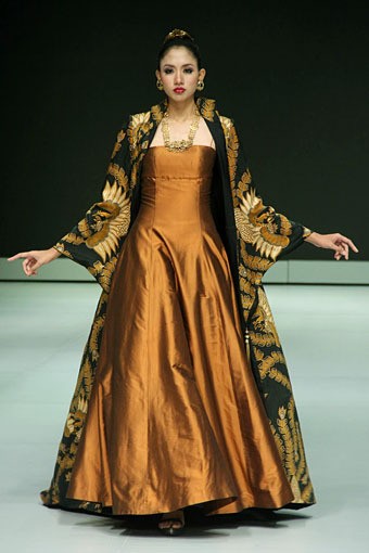 Jakarta, Indonesia - 17 Februari. Poppy Dharsono Indonesia Modern Classic Archipelago. Indonesia Fashion Week 2013 at Jakarta Convention Center. 17 Februari 2013. Senayan. Jakarta. [Foto: Mohammad Abduh/Wolipop]