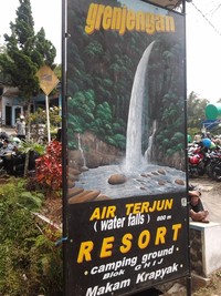 Papan petunjuk wisata air terjun grenjengan Papan petunjuk wisata air terjun grenjengan
