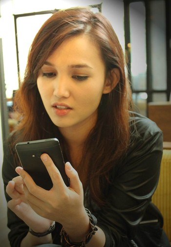     Ponsel flagship HTC di tahun 2013 ini sudah memakai sistem operasi Android 4.1.2 Jelly Bean. Sebagai kustomisasi, HTC membenamkan user interface HTC Sense 5.