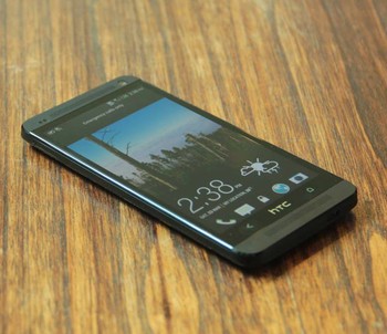 Meski dibekali beragam kecanggihan, bodi HTC One hanya setebal 9mm. Seperti handset kelas atas HTC yang dikeluarkan sebelumnya, ia punya desain unibodi. Yang artinya, penutup belakang casingnya tidak dapat dibuka.