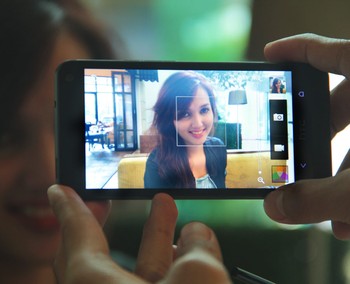 Teknologi Ultrapixel yang baru diklaim dapat menangkap cahaya 300% lebih banyak dibanding sebagian besar kamera 13 MP. Aperturenya sendiri adalah f/2.0.     