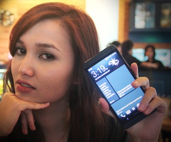 Dibuat berbeda dengan bahan aluminium unibodi tanpa celah, HTC One juga memperkenalkan beragam fitur unggulan seperti HTC BlinkFeed, HTC Zoe, Ultrapixel, HTC BoomSound, dan tentu saja HTC Sense 5.