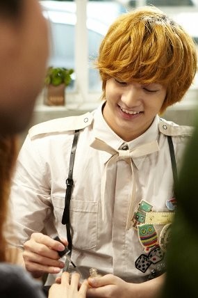 Thunder MBLAQ Jadi Nail Artist Imut di Nail Shop Paris