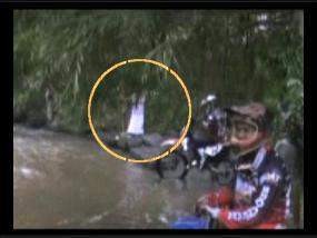 Pengendara Motor Trail Rekam Hantu Berbaju Putih