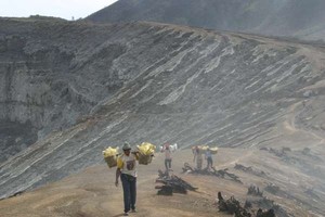 Api Biru & Bertaruh Nyawa di Kawah Ijen
