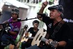 Iwan Fals Beraksi dengan Gitarnya