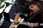 Iwan Fals Beraksi dengan Gitarnya