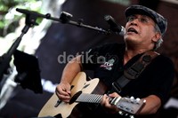 Menurutnya, jika tidak ada kopi ia tidak bisa membuat lagu.