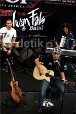Iwan Fals Beraksi dengan Gitarnya
