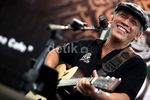 Iwan Fals Beraksi dengan Gitarnya