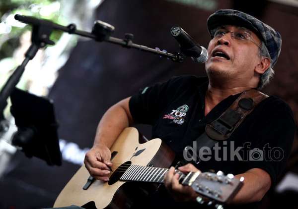 Iwan Fals Beraksi dengan Gitarnya Iwan Fals Beraksi dengan Gitarnya