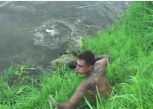 Nekat Foto Buaya, Traveler Ini Nyaris Diterkam