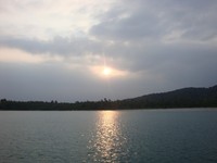 Berada di dalam Taman Nasional Ujung Kulon, Pantai Cinibung juga memiliki sunrise yang memukau. Matahari akan muncul di balik rindangnya pepohonan hijau (Putri/detikTravel)