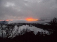 Di Pulau Jawa, Bukit Sikunir di Wonosobo, Jateng juga punya sunrise dahsyat. Di balik kabut yang menyelimuti bukit, cahaya keemasan matahari muncul perlahan (Flora/detikTravel)