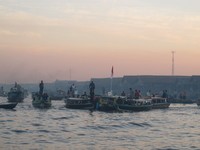 Sambil menikmati sensasi seru belanja di atas sungai, turis bisa melihat cahaya keemasan perlahan muncul di langit Pasar Terapung, Kalsel (Putri/detikTravel)