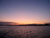 Dari lautan Flores, Anda juga bisa melihat indahnya matahari terbit. Inilah wajah mentari dari kapal yang berlayar dari Labuan Bajo menuju Pulau Komodo (Shafa/detikTravel)