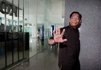 Ya, nggak tahu, saya cuma mematuhi undangan pemeriksaan dari KY, ujar Djoko kepada wartawan ketika ditanya keperluan ke KY.