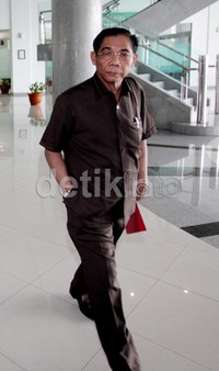 Djoko tampak terburu-buru meninggalkan lobi menuju lift.