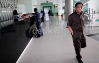 Kasus ini bermula saat 30 kontainer diselundupkan dari Singapura ke Tanjung Priok dengan membuat dokumen manifes palsu guna menghindari pajak pada 2009. Penyelundupan ini berbuntut panjang dan mendudukkan Jonny Abbas sebagai terdakwa. Pada 14 April 2011, PN Jakbar menghukum Jonny 22 bulan penjara. Putusan ini lalu dianulir oleh PT Jakarta atas permohonan banding Jonny. Lantas di kasasi, Jonny kembali divonis penjara. Nah, di PK, Jonny kembali bebas.