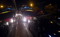 Salah satu ruas jalan di Bangkok disesaki kendaraan pribadi dan bus.