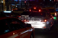 Kepadatan kendaraan juga terjadi di sejumlah persimpangan jalan.