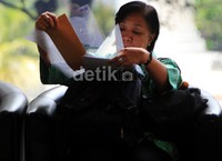 Yuli duduk di ruang tunggu KPK. Yuli sedianya diperiksa penyidik pada Rabu (20/3) lalu. Namun dia tidak bisa hadir. Keesokan harinya, Yuli datang ke KPK untuk menyerahkan surat mengenai alasan ketidakhadiran dirinya. Ramses/detikFoto.