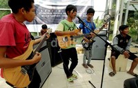 Para pengamen anak-anak jalanan menunjukan bakat seni dalam acara tersebut.