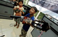 Menurut data Kementrian Sosial yang dikutip Satgas PA, 230.000 anak-anak hidup di jalanan pada 2012.