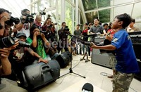 Aksi anak jalanan ini cukup menghibur pengunjung yang datang.