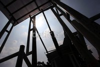 Atap JPO yang bolong ini membuat penyeberang tidak nyaman khususnya ketika hujan.