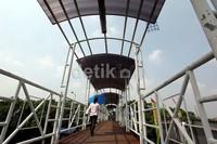 JPO tak beratap ini mengurangi kenyamanan pejalan kaki terlebih saat cuaca panas ataupun hujan.