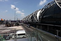 Bandara ini terletak di Racha Thewa distik Bang Phli, Provinsi Sumut Prakat.