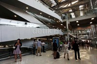 Para calon penumpang memadati Bandara Internasional Suvarnabhumi Bangkok.