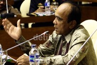 Anggota komisi IV yang juga mantan Menteri Pertanian Siswono Yudhohusodo memberikan pertanyaan kepada Mentan Suswono. Ramses/detikFoto.