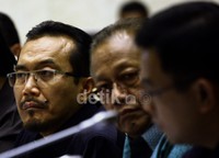 (Kiri ke kanan) Mentan Suswono didapingi Wakil Mentan Rusman Heriawan dan Dirjen Bea Cukai Agung Kuswandono mengikuti rapat kerja dengan Komisi IV DPR RI. Ramses/detikFoto.