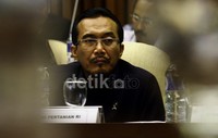 Mentan Suswono menjelaskan mengenai melonjaknya harga bawang putih dan bawang merah kepada anggota komisi IV. Ramses/detikFoto.