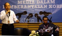 Novel Baswedan didampingi Johan Budi menjelaskan apa yang dimaksud dengan proses penyelidikan, penyadapan, penyidikan hingga penuntutan. Ramses/detikFoto.