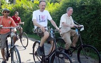 Tiga wisatawan asal Belanda dan Perancis yakni Andre Koopmans, Otto Beajuon dan Alain Charles Albin Cuvier melakukan wisata onthel dari Candi Mendut, Pawon dan Borobudur serta berkeliling di desa wisata di Desa Wanurejo Kecamatan Borobudur bersama komunitas onthel.
