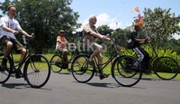 Wisata onthel saat ini banyak menarik minat wisatawan asing dengan berkunjung di desa-desa.