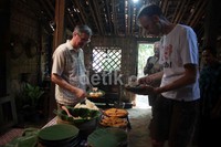 Suasana desa yang masih asli menarik para wisatawan asing untuk berkunjung.