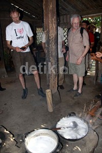 Melihat dari dekat proses pembuatan gula kelapa yang masih tradisional.