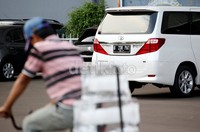 Ancaman denda dan pidana, tertuang dalam pasal 280 UU No 22/2009 dengan ancaman kurungan dua bulan atau denda paling banyak Rp 500 ribu.